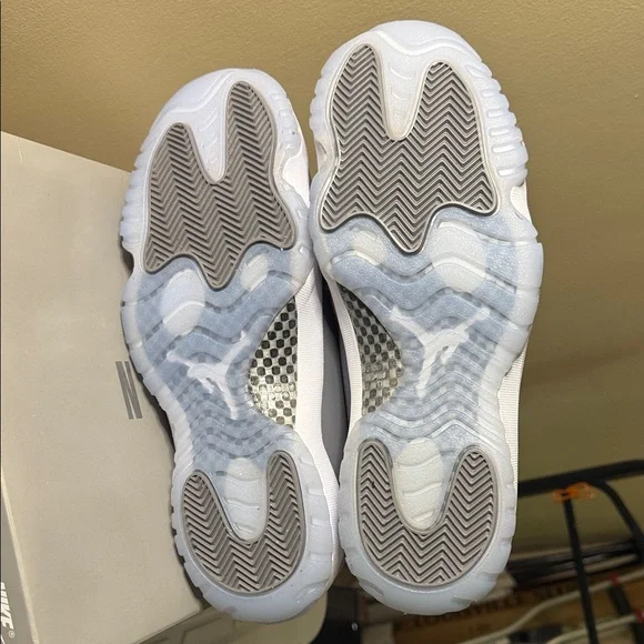 Jordan 11 Retro Grey - Picture 6 of 15